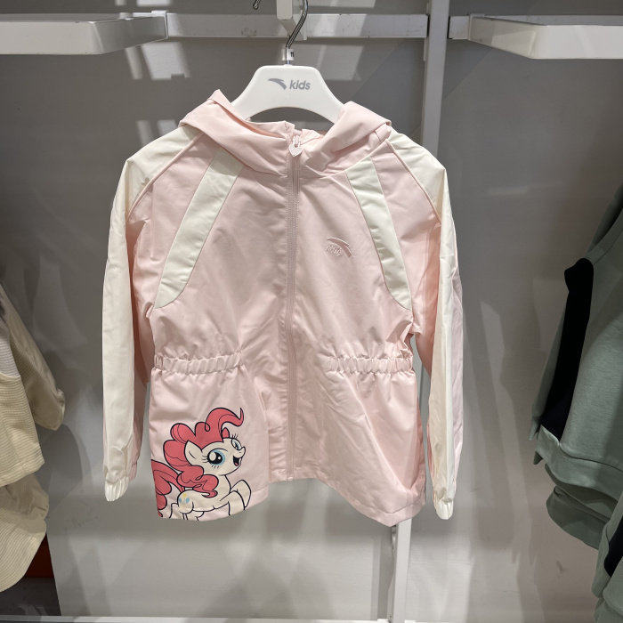 安踏儿童外套专柜正品26年春女小童潮流丝光绒运动风衣362619609S