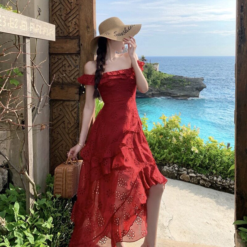 女装2026十三行红色刺绣吊带连衣裙不规则荷叶边开叉海边度假长裙