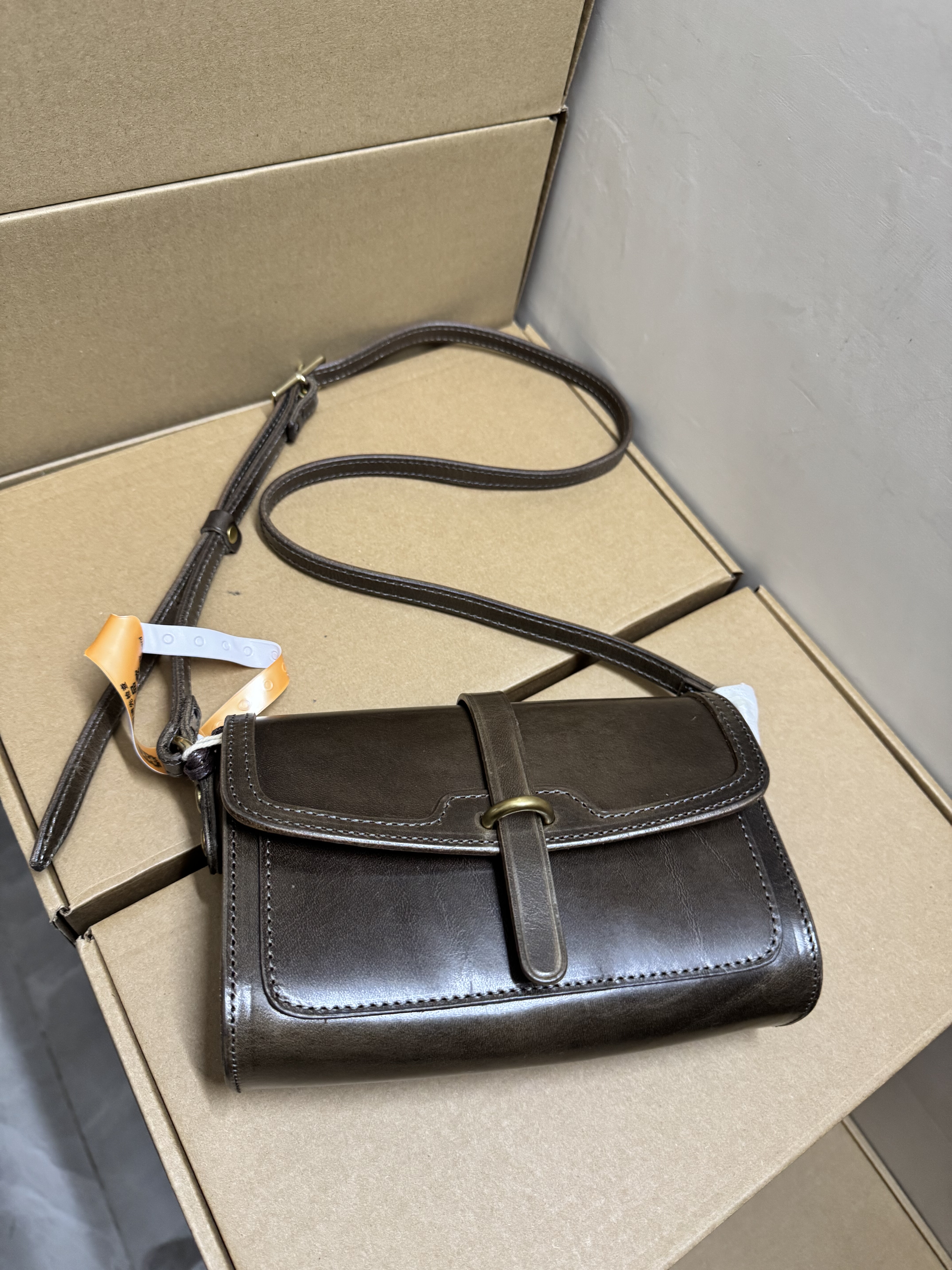 纯手工复古简约油蜡牛皮小号翻盖斜挎包