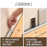 Вещи для кроватей в общежитии у стены, артефакт для заполнения промежутков между кроватями, предметы первой необходимости для студентов, живущих в кампусе, полоски для заполнения промежутков между кроватями.