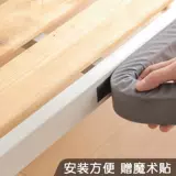 Вещи для кроватей в общежитии у стены, артефакт для заполнения промежутков между кроватями, предметы первой необходимости для студентов, живущих в кампусе, полоски для заполнения промежутков между кроватями.