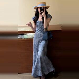 2025年新款法式蓝色小飞袖连衣裙子女夏季高级感收腰显瘦气质长