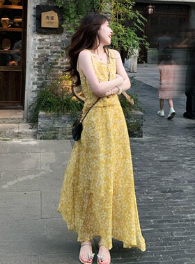 气质黄色显瘦碎花背心裙连衣裙子女夏季2025新款旅游度假穿搭长裙