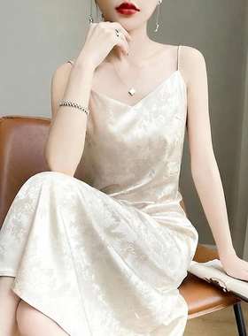 法式缎面仿真丝吊带连衣裙女夏V领醋酸提花裙子显瘦绸缎背心长裙