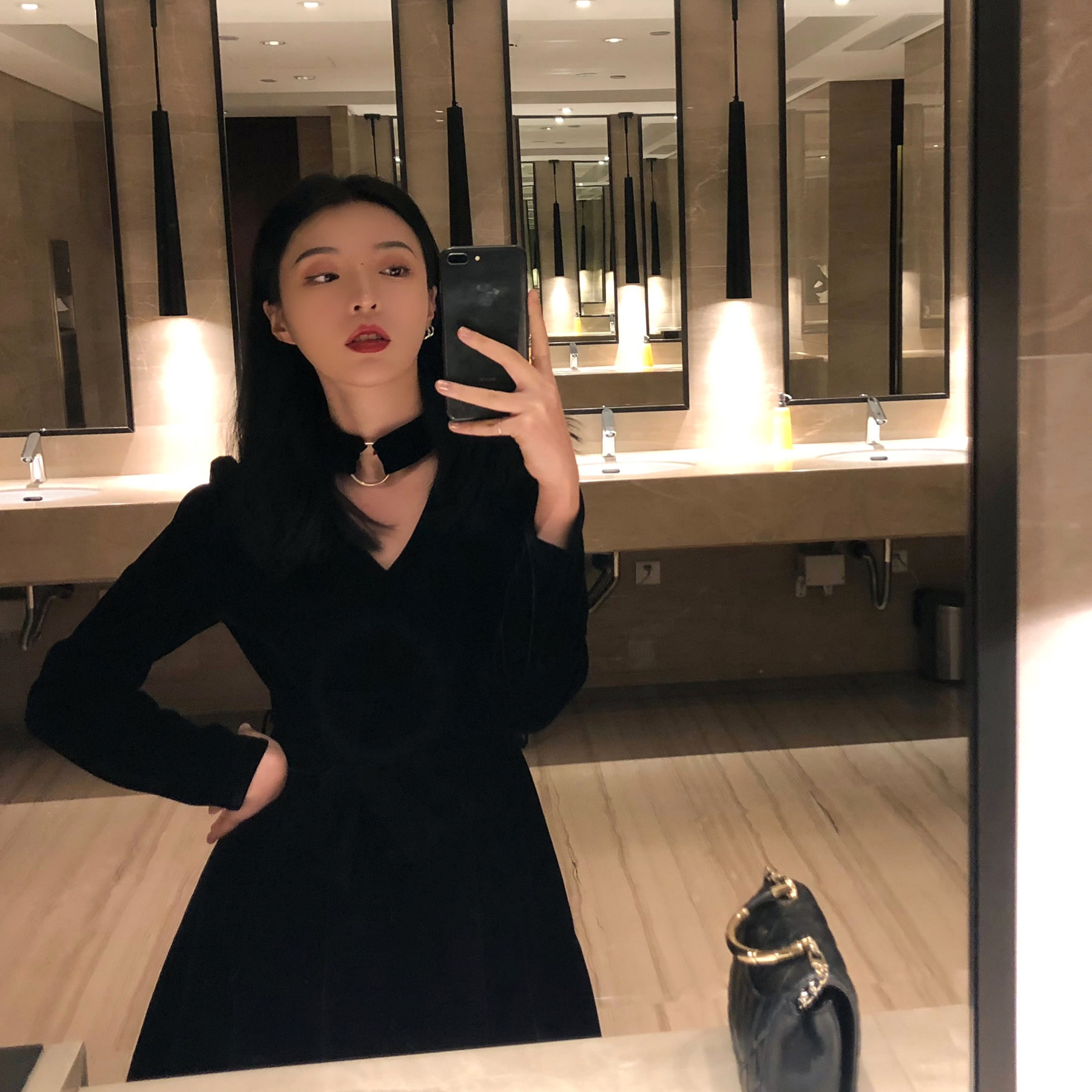 French retro V-neck small Hepburn small black dress autumn and winter waist closing annual meeting small dress A-line velvet dress short