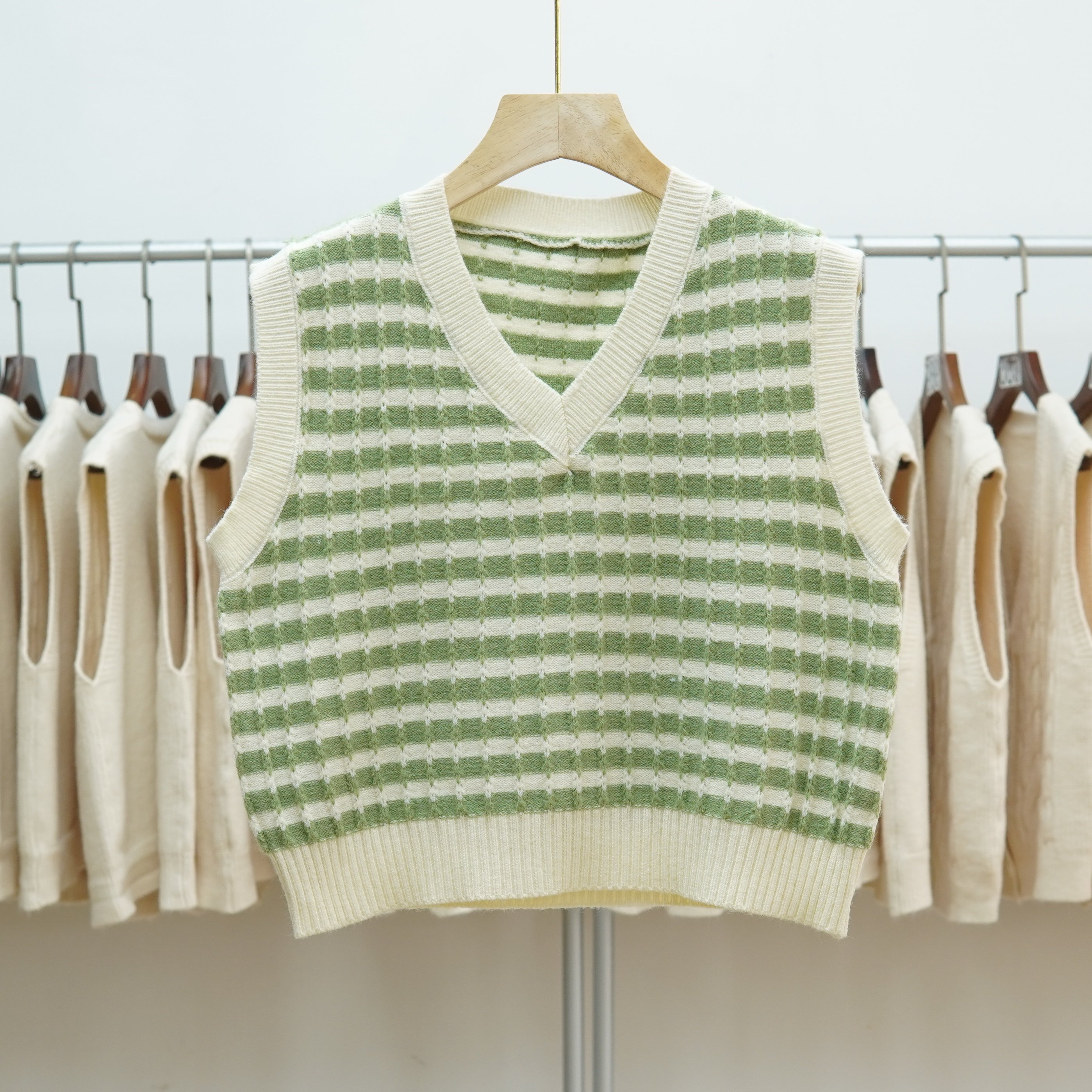 761 2025秋冬新款V领针织马甲女条纹短款百搭坎肩背心毛衣外套