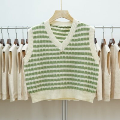V领针织马甲女条纹短款