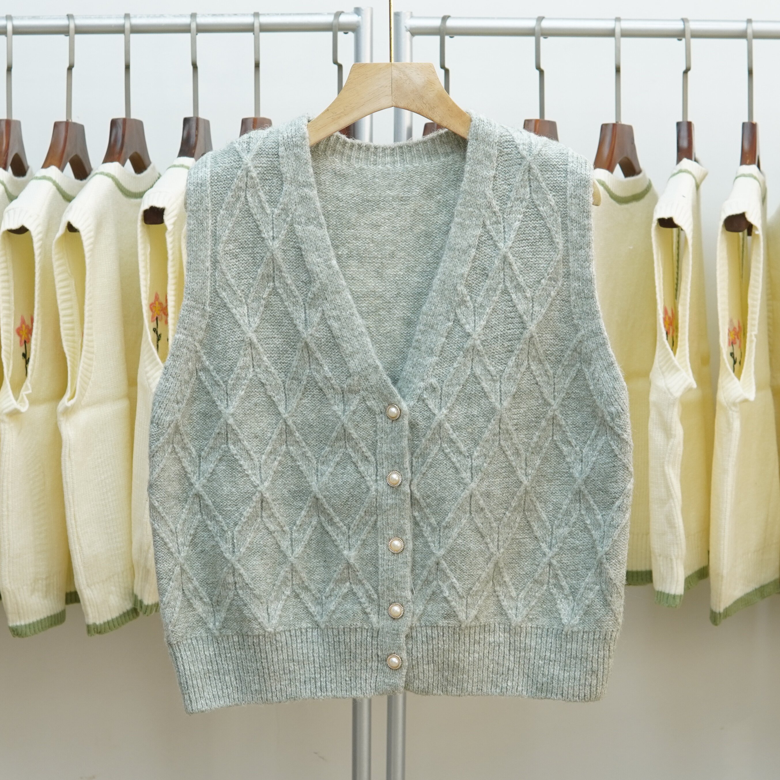 697 复古韩版V领麻花针织马甲女无袖开衫百搭菱形毛衣背心坎肩