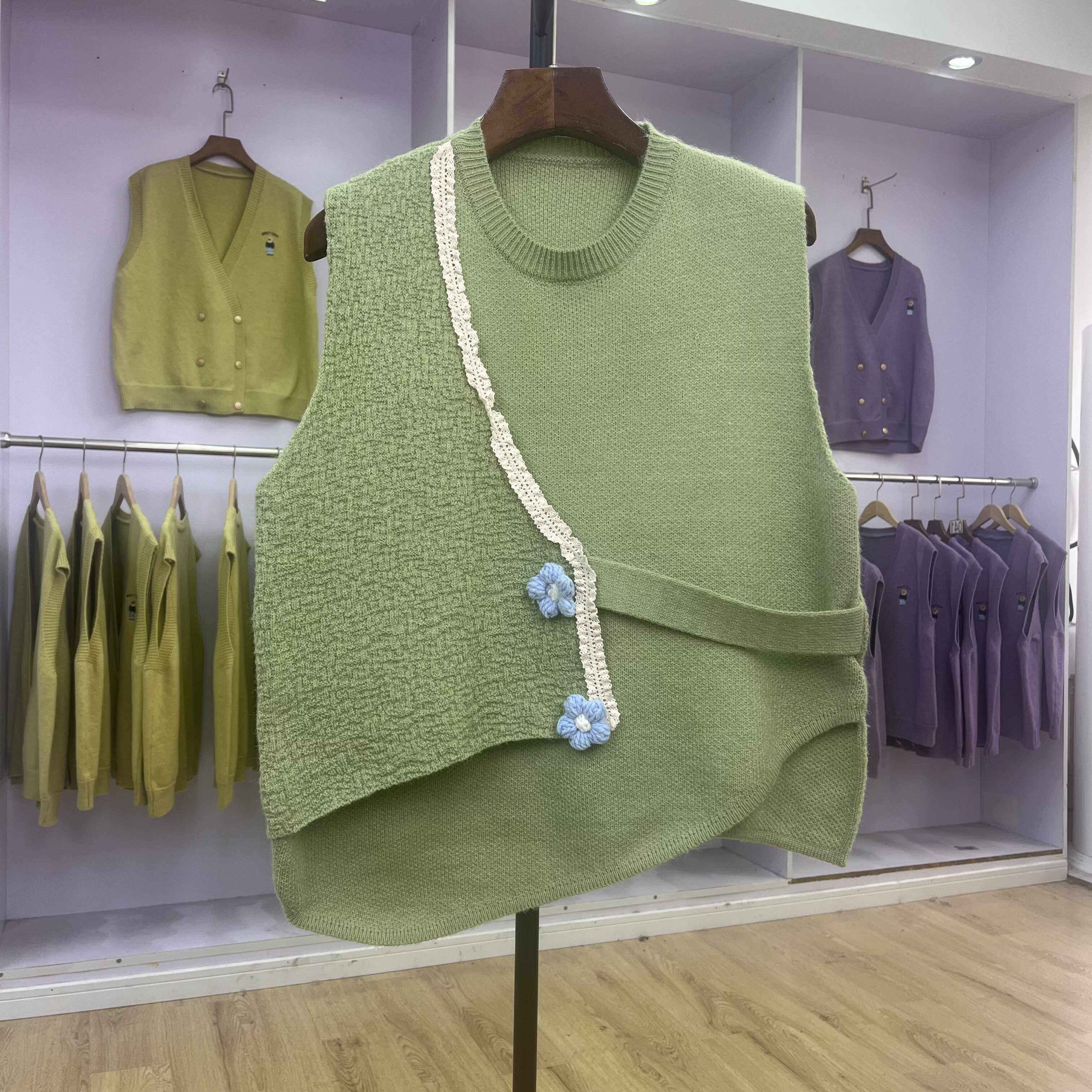 实拍2024秋冬新款交叉v领针织马甲背心女花朵马夹外穿毛衣坎肩