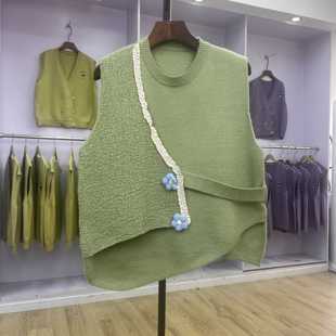 实拍2024秋冬新款交叉v领针织马甲背心女花朵马夹外穿毛衣坎肩