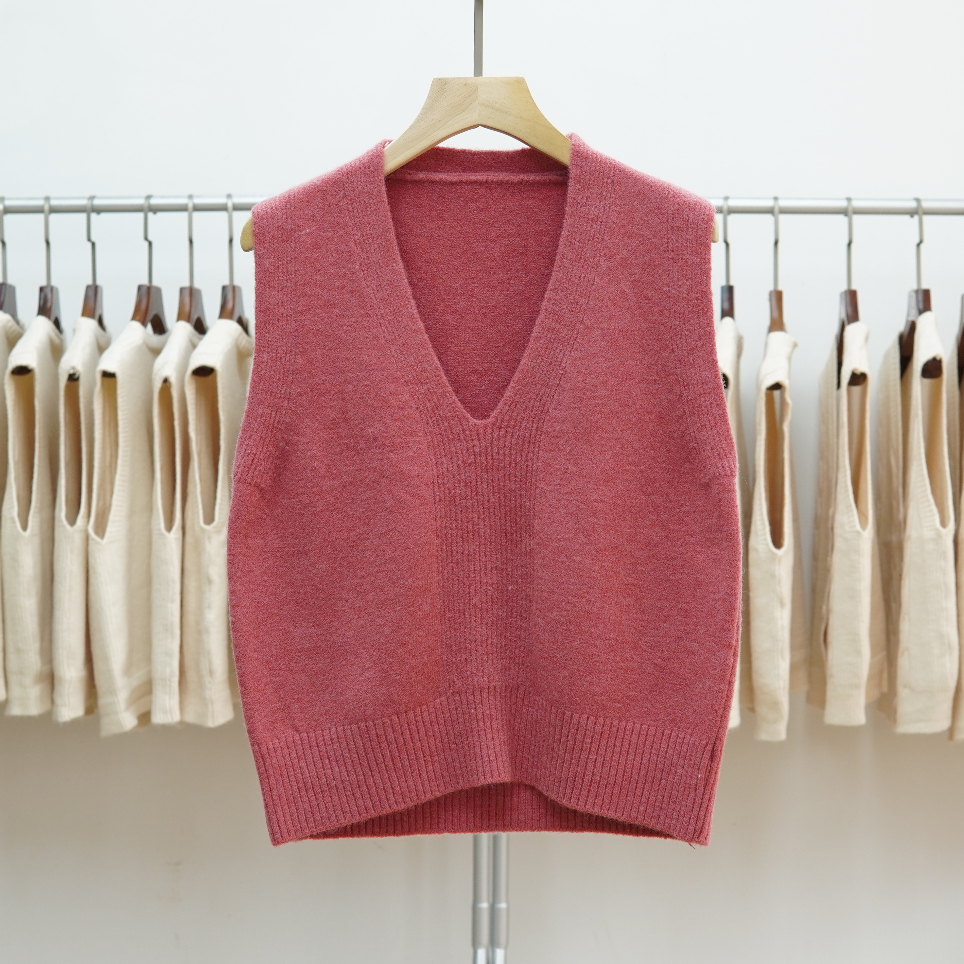 纯色针织毛衣深V领马甲女