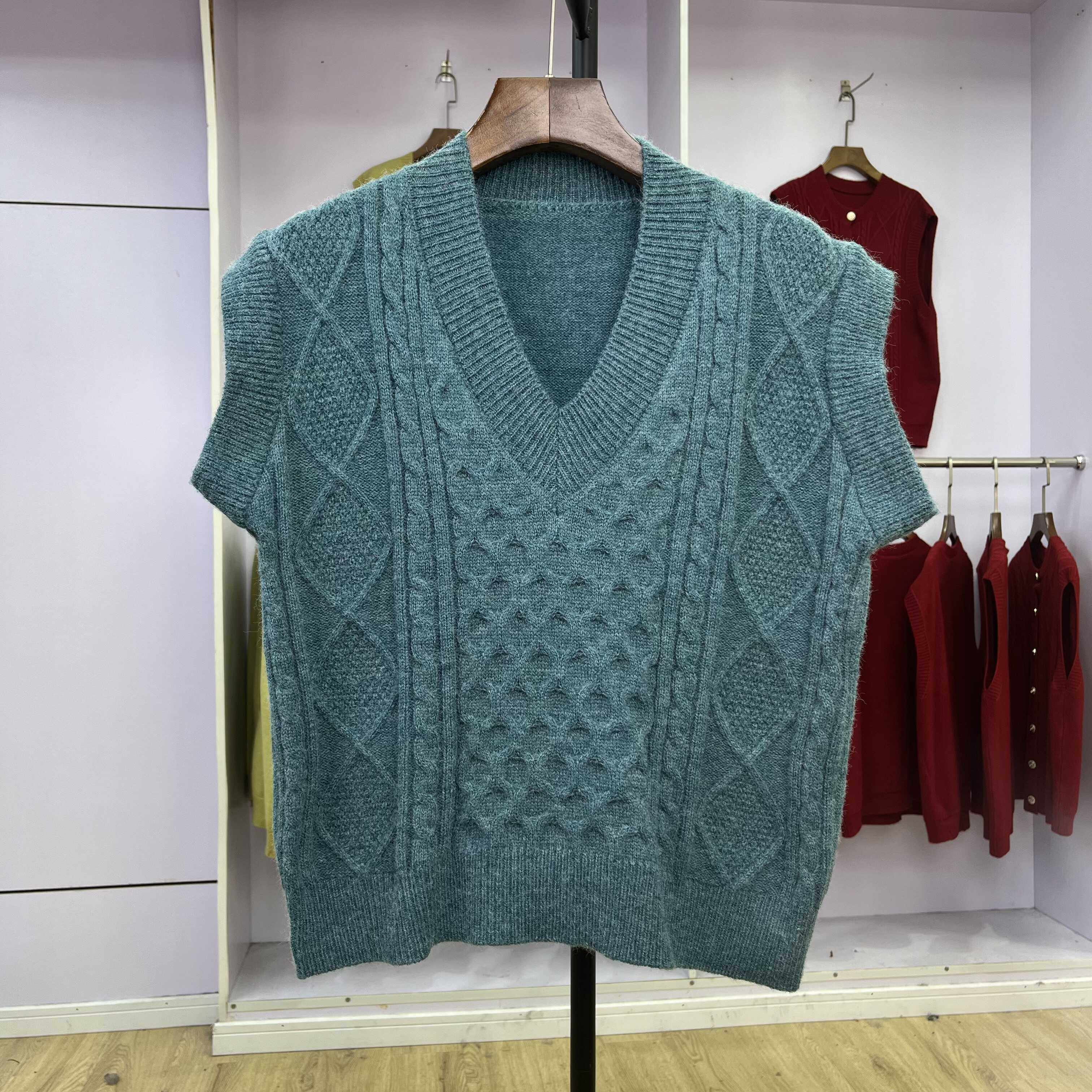 765纯色麻花钩花马甲针织衫女秋冬新款宽松叠穿大码毛衣背心坎肩