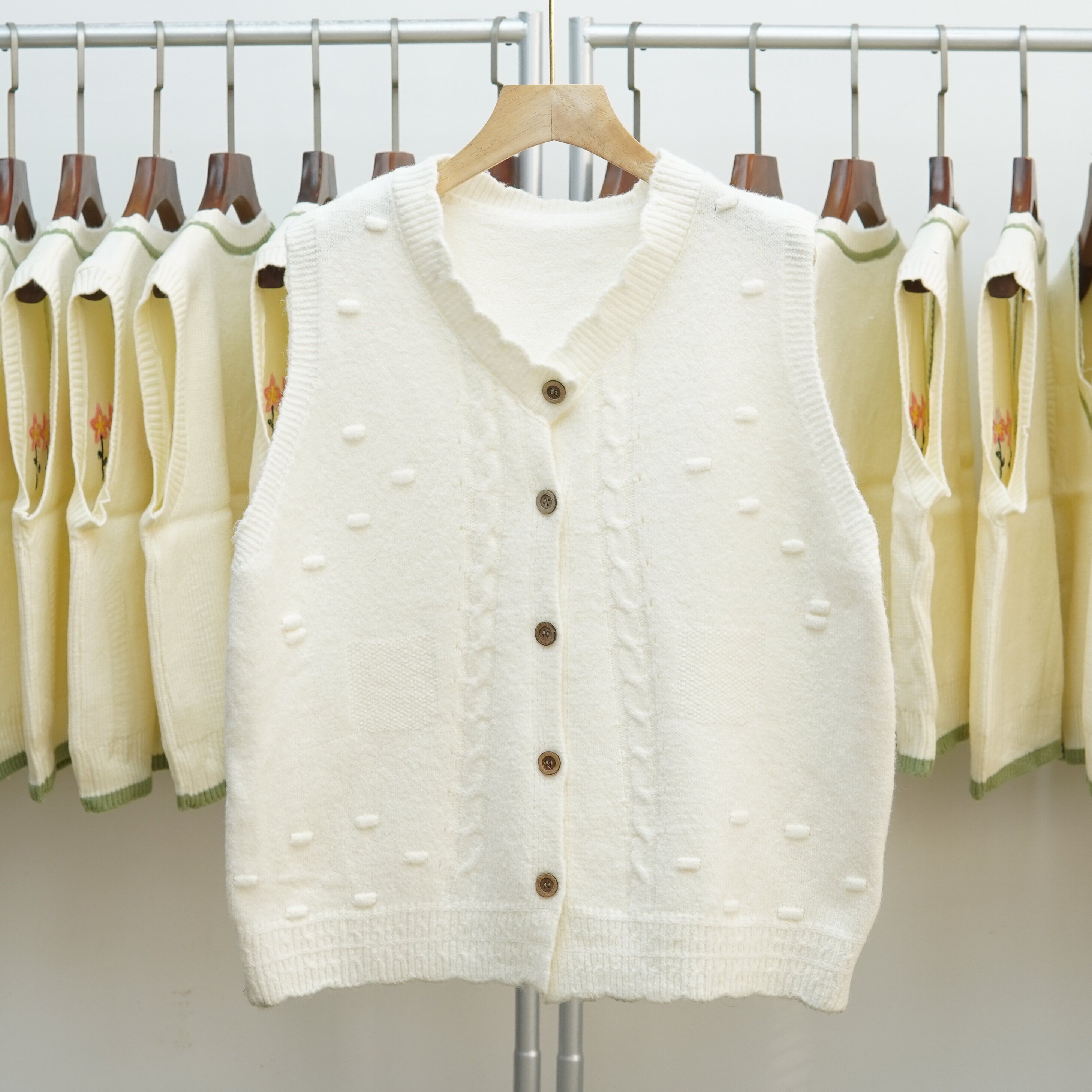 303 设计感纽扣纯色大码针织马甲女秋冬无袖叠穿毛衣背心马夹上衣