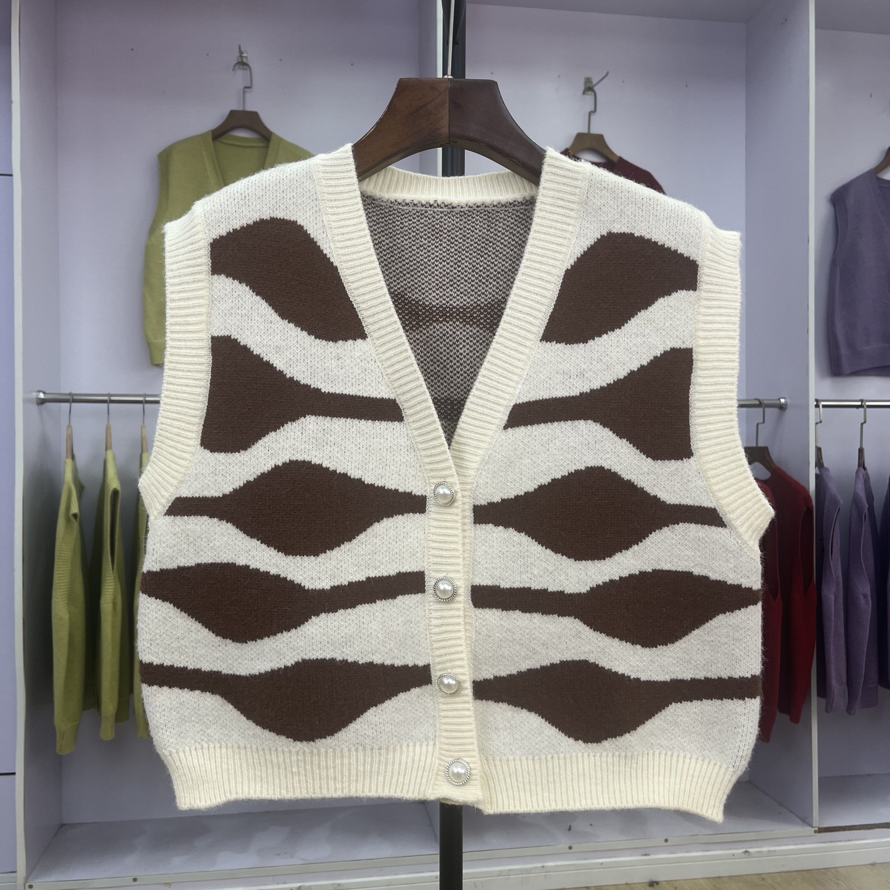 709 2024秋冬新款V领针织马甲女背心短款无袖毛衣开衫斑马纹坎肩