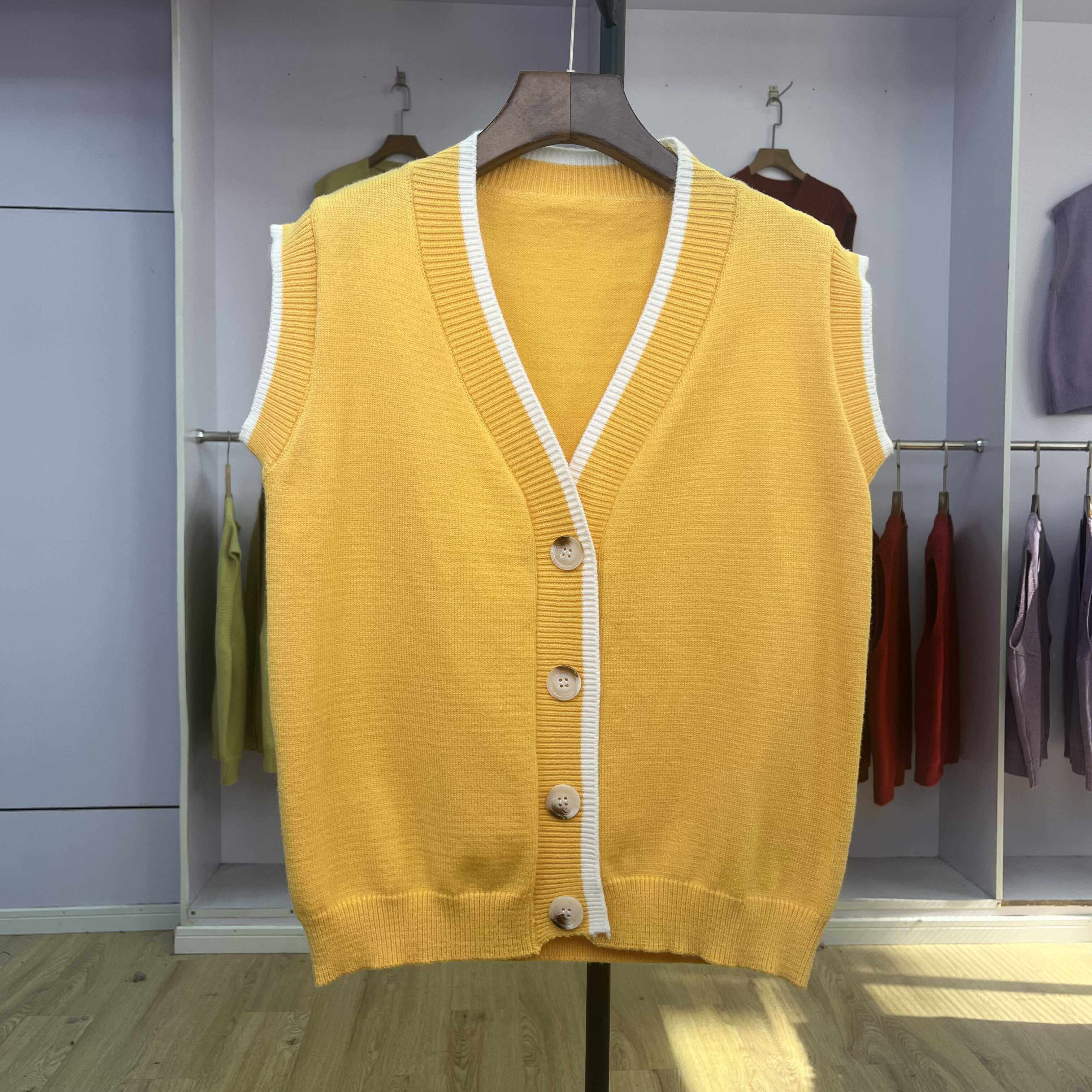 535针织马甲女2024秋季V领撞色复古背心毛衣休闲风坎肩外搭上衣