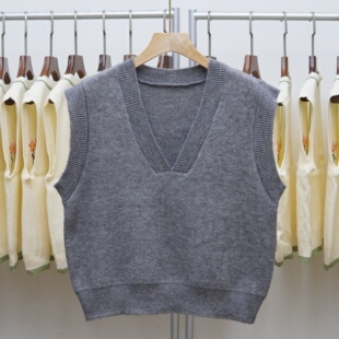796 上衣 极简风V领套头纯色针织马甲女百搭叠穿背心毛衣外套短款