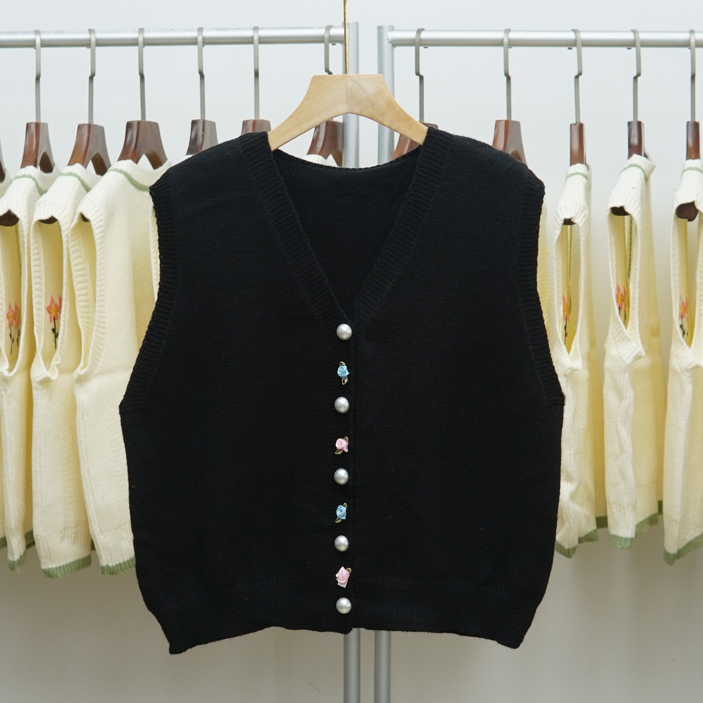 347 韩系V领立体花朵纽扣黑色针织开衫马甲女百搭叠穿休闲背心
