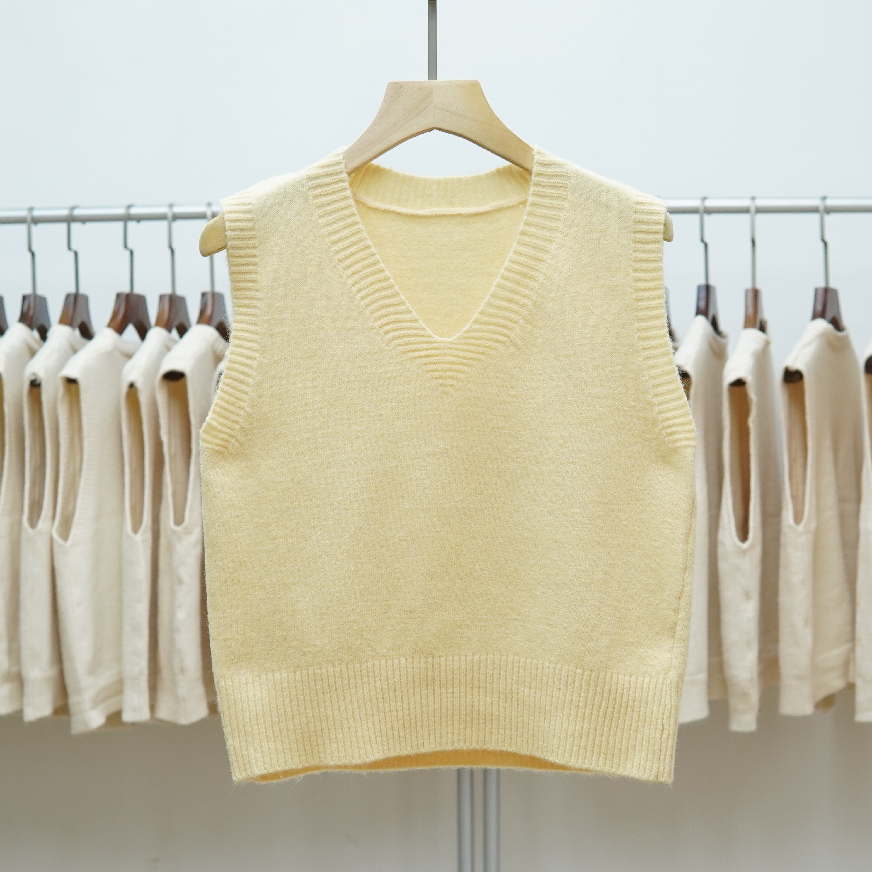 623 2025秋冬新款V领针织马甲背心女纯色修身百搭坎肩毛衣外套