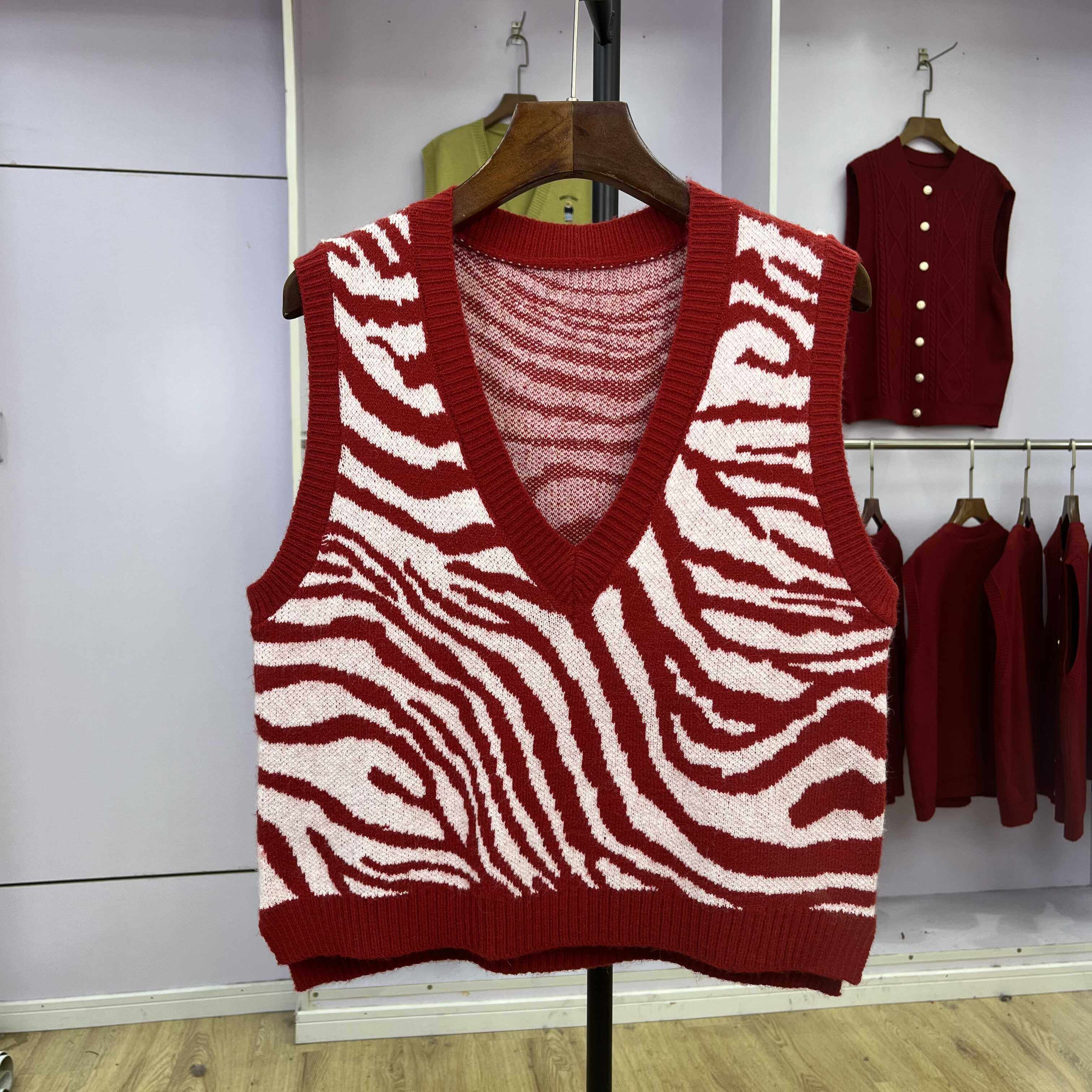 759针织马甲女2024秋季斑马纹复古背心毛衣休闲坎肩修身外搭上衣