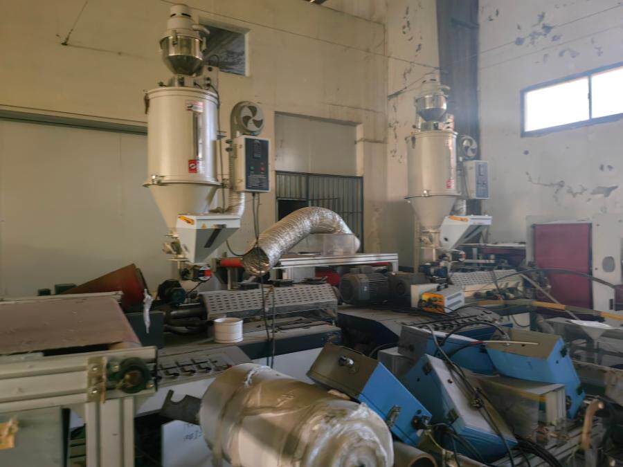 4月20日泉州某公司厂房车间内的10台熔喷机设备及模具3个网络拍卖公告