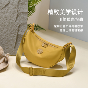 户外简约斜挎背包女小包包2026新款尼龙帆布包运动休闲牛津布单肩