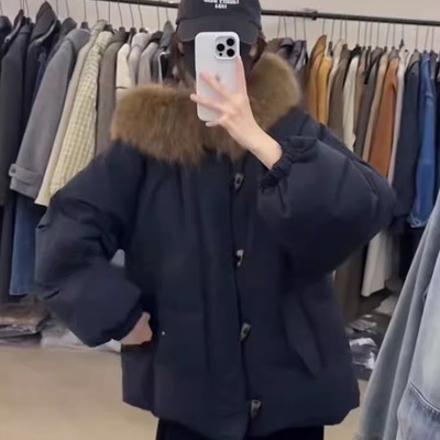 大毛领牛角扣鸭绒连帽短款羽绒服