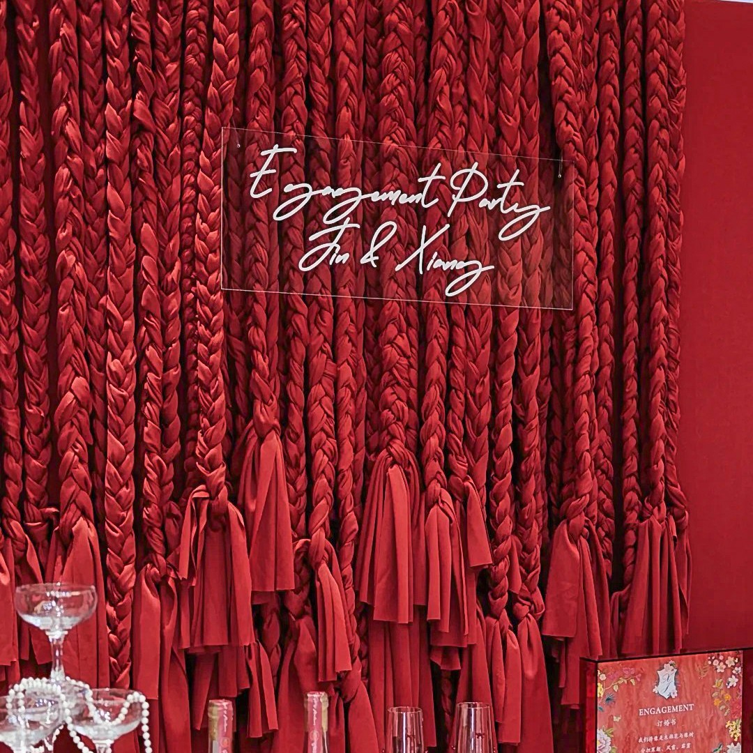 婚庆牛奶丝吊顶背景墙麻花辫