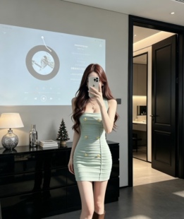 挂脖吊带连衣裙包臀裙绿色2026新款今年流行裙子夏显瘦小绿裙潮