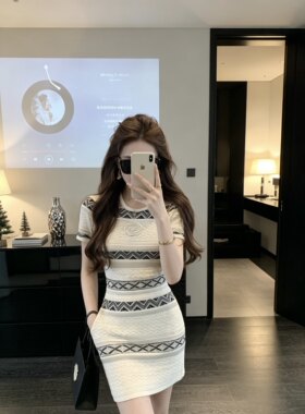 不撞款小香风针织条纹连衣裙女2026年夏季新款特别漂亮收腰小裙子
