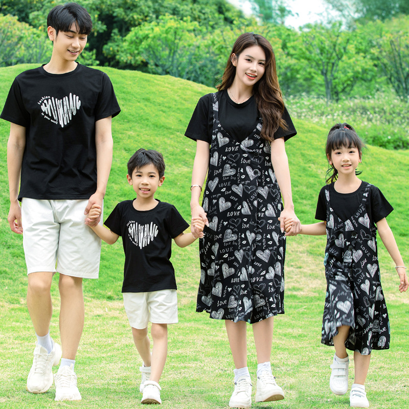 炸街亲子装2025新款夏装洋气母女背带裙套装潮一家三口全家装短袖