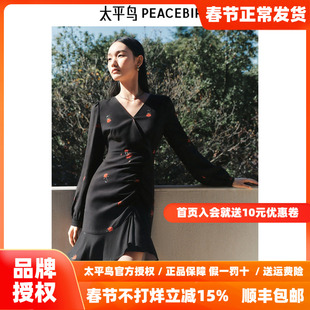 太平鸟雪纺碎花连衣裙女2025秋新款长袖短款花边裙摆法式V领气质