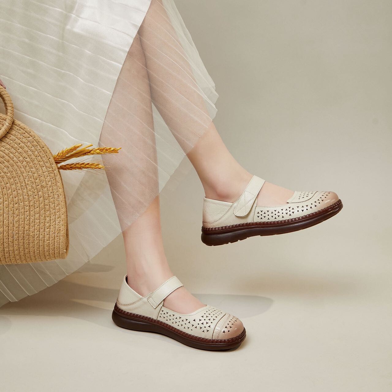 不累脚真皮软底妈妈鞋女2026春夏新款平底凉鞋女透气防滑轻便女鞋