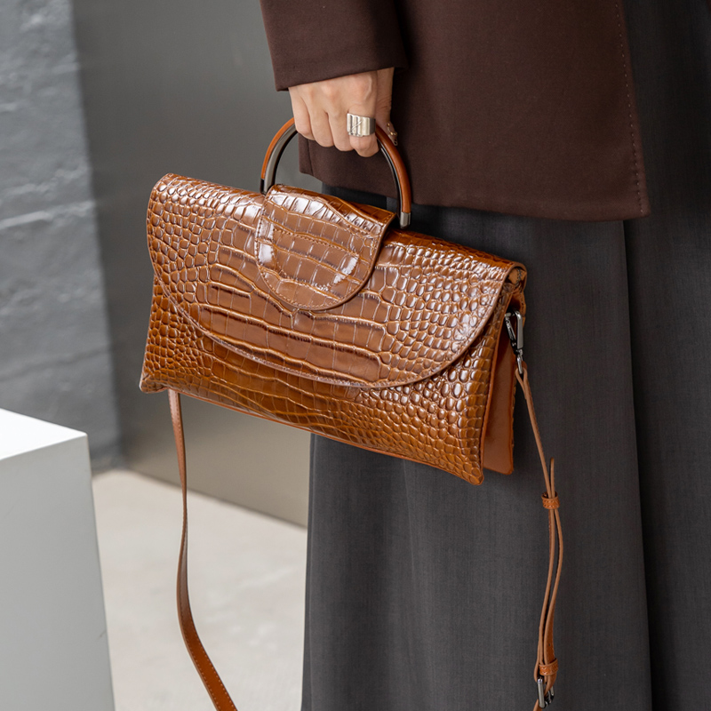 包包女包2025秋冬新款鳄鱼纹真皮斜挎手提小包安哥拉红双层信封包