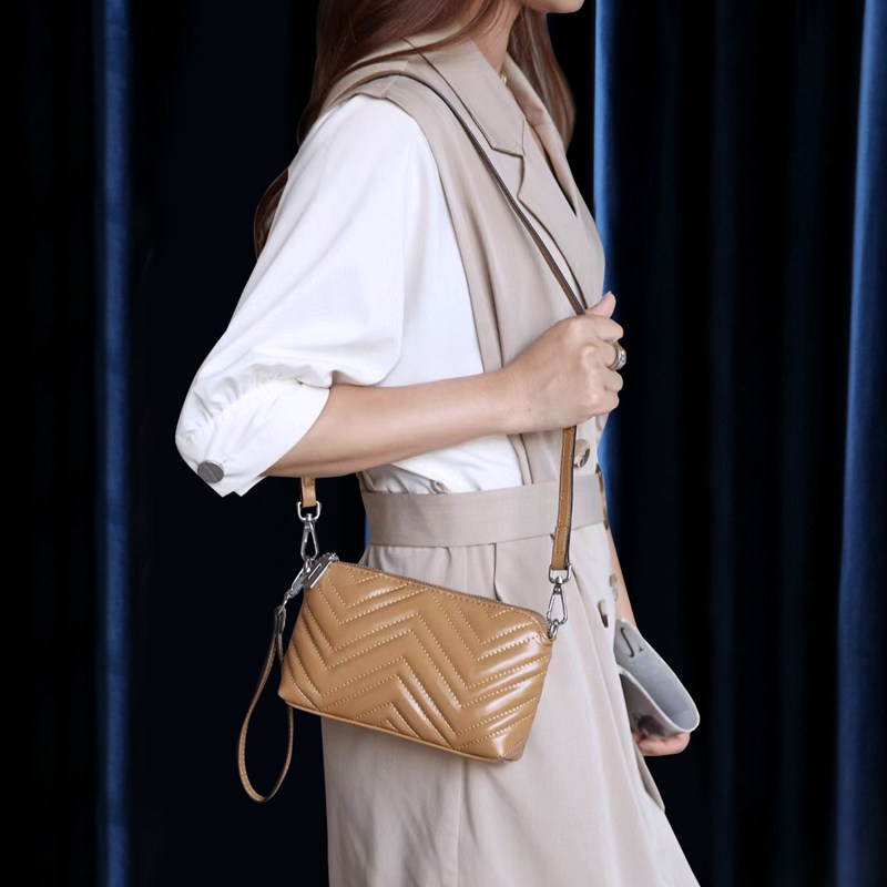 真皮斜挎小包包女百搭2023新款软牛皮单肩包放手机休闲手拎零钱包