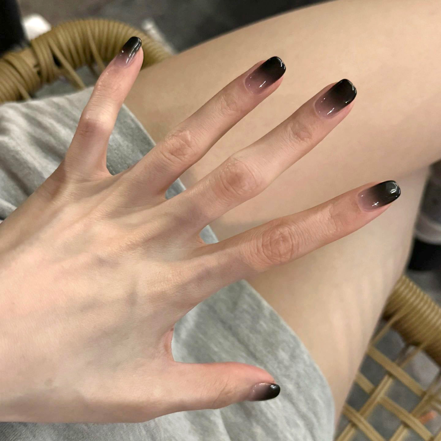 黑色渐变美甲也太好看了吧~