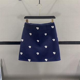 复古花朵刺绣毛呢半身裙女2025秋季 减龄百搭显瘦A字包臀短裙 新款