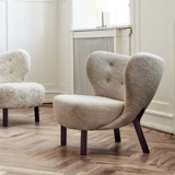 Простая и современная северная взрослая личность дизайнера личности скандинавской квартиры.