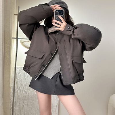 AGUO 冬季新款巴恩风羊羔毛翻领白鹅绒工装外套短款派克羽绒服女