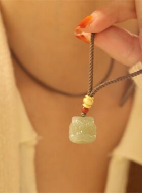 全新手机链挂绳 呆萌卡通醒狮项链女 和田玉立体小狮子吊坠毛衣链