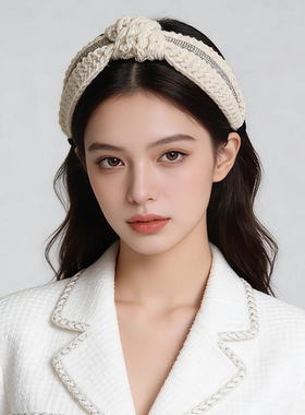 LASS LIZ原创设计2026秋冬高级感超宽边白色毛线中间打结发箍通勤