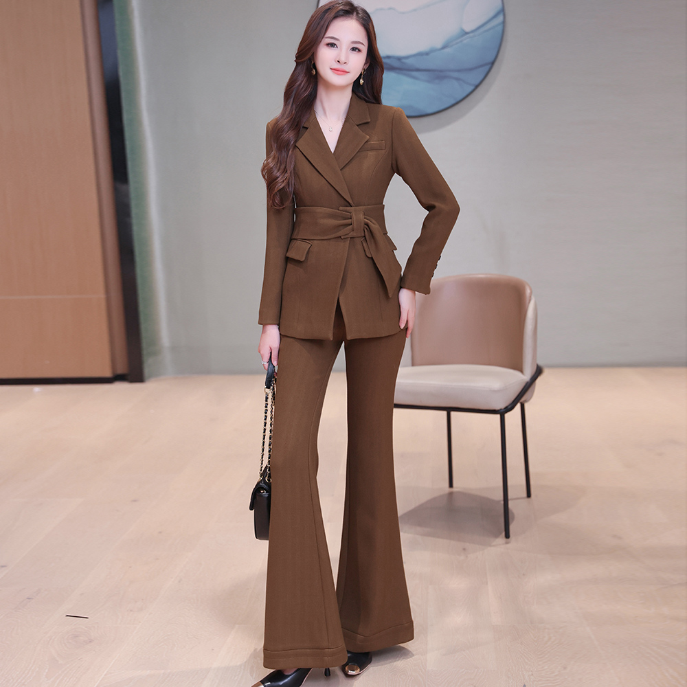 今年流行的微喇叭裤时尚套装