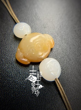 *吉祥玉易坊*新疆和田籽料  黄沁/一级白   三只小猴（通眼配件）