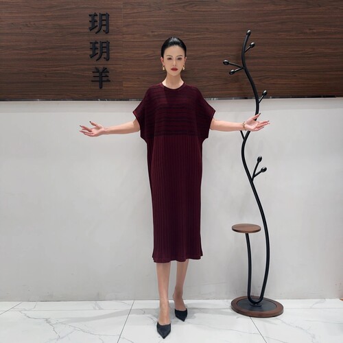 A429暗红针织连衣裙收腰显瘦设计师优雅时尚气质复古夏季玥玥羊