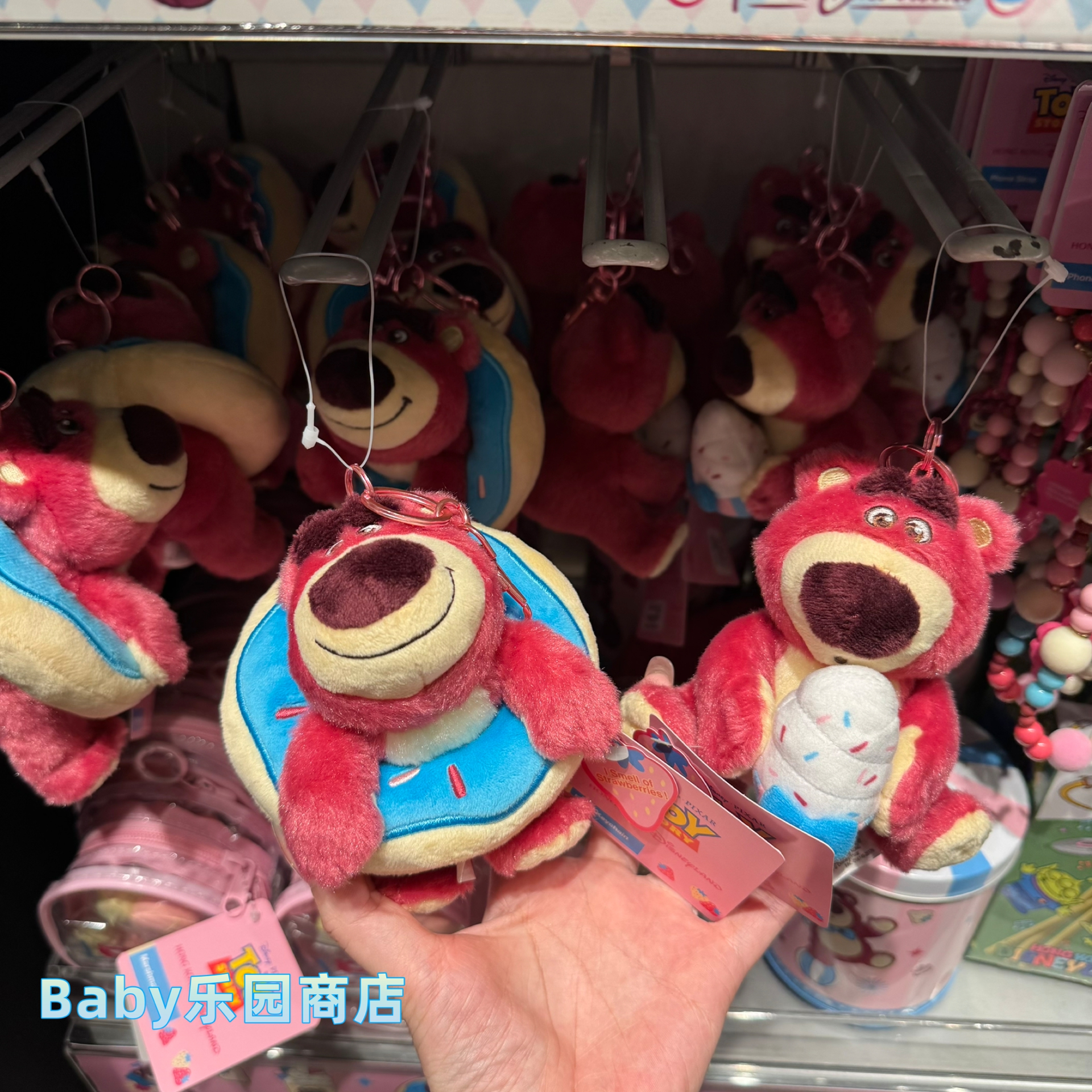 香港迪士尼 玩具总动员草莓熊甜甜圈毛绒公仔挂件劳苏钥匙扣 包挂