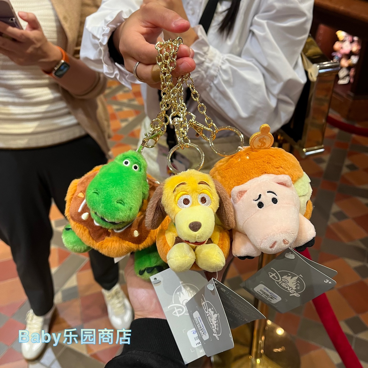 香港迪士尼玩具总动员弹簧虫抱抱龙火腿猪卡通公仔钥匙扣挂件包括