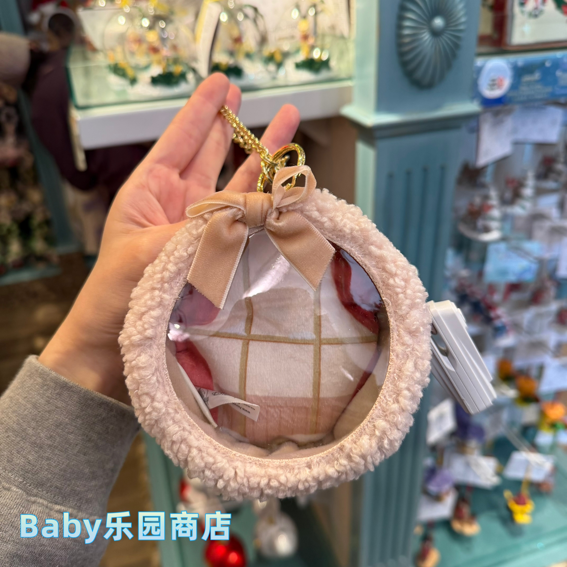 香港迪士尼 达菲限定蝴蝶结圆型痛袋 拉链包 坐姿挂件保护包挂