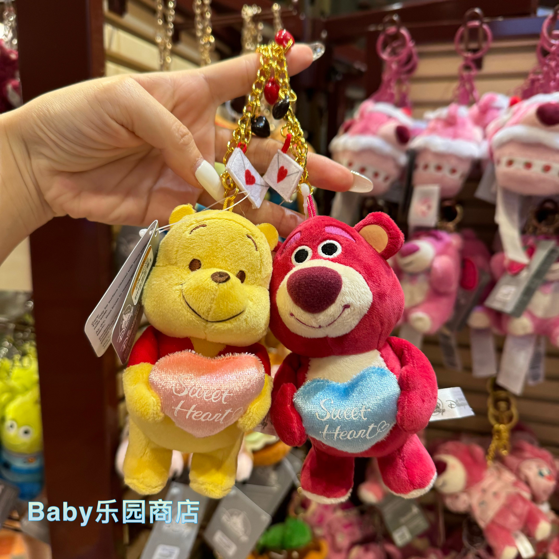 香港迪士尼 劳苏草莓熊小熊维尼毛绒公仔挂件卡通可爱钥匙扣 包挂