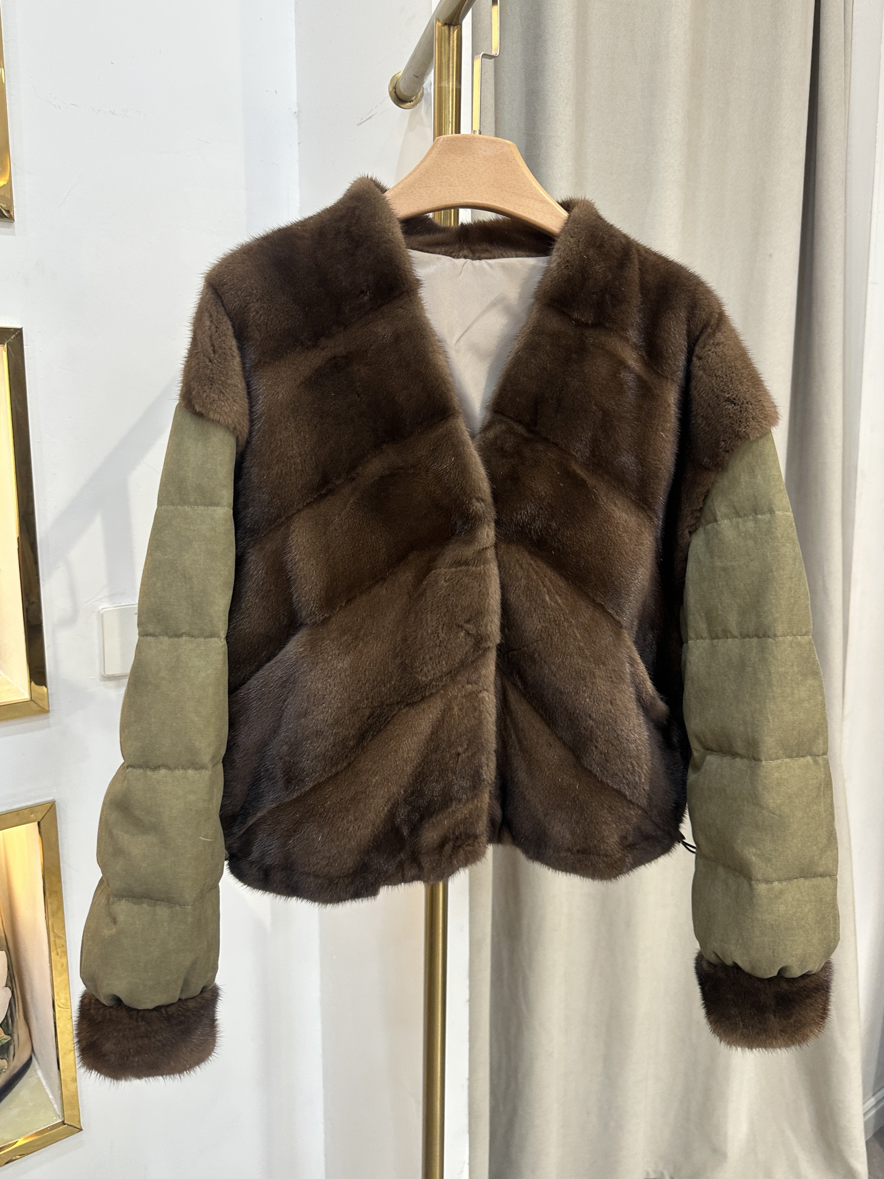 皮草鹅绒羽绒服女2025冬新款短款V领整貂水貂毛拼接外套简约时尚,女装/女士精品,皮草,淘宝优惠券,粉丝福利购,淘宝优惠卷