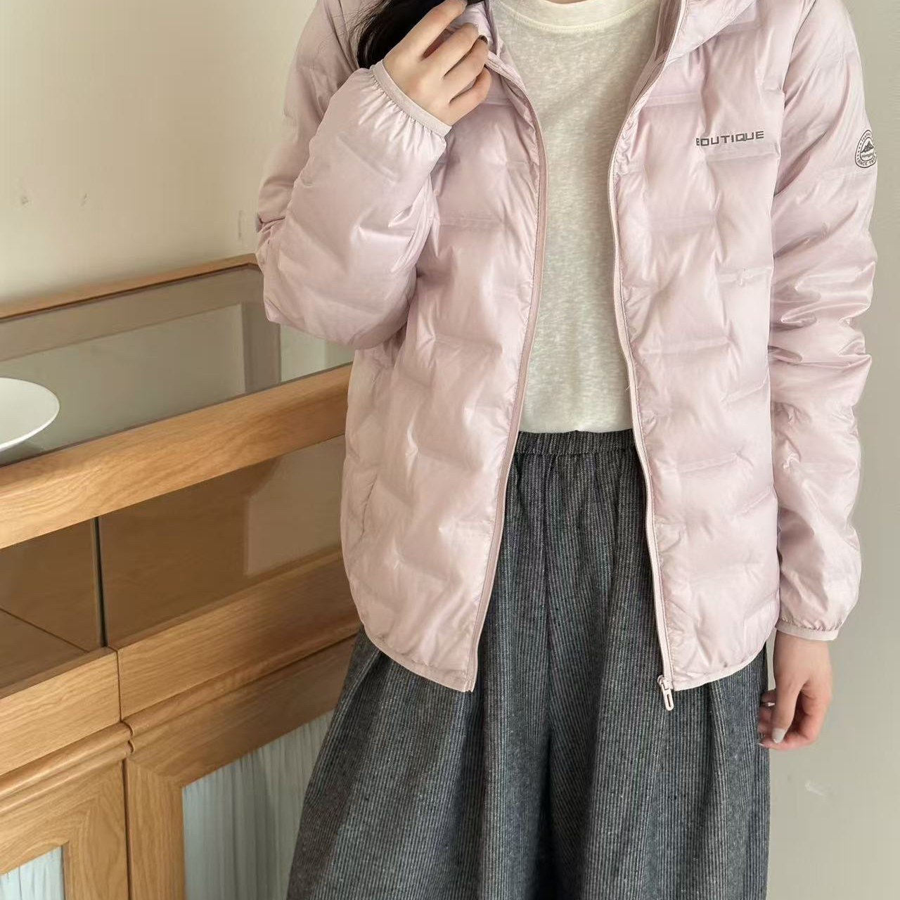 诺诺家薄女2025冬新连帽时尚无痕压脚工艺保暖羽绒服外套35813宏