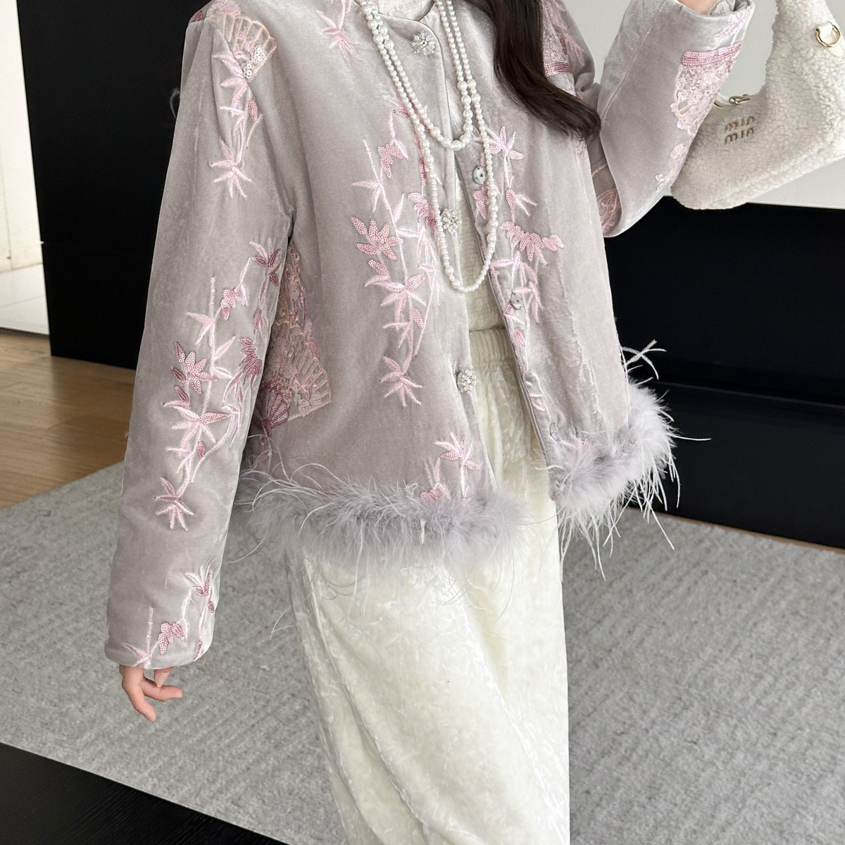 诺诺冬上新新中式仙女重工刺绣鸵鸟毛下摆保暖羽绒服外套Js413